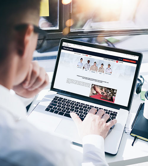 Man wearing glasses visiting the Resume Engine website on a laptop.